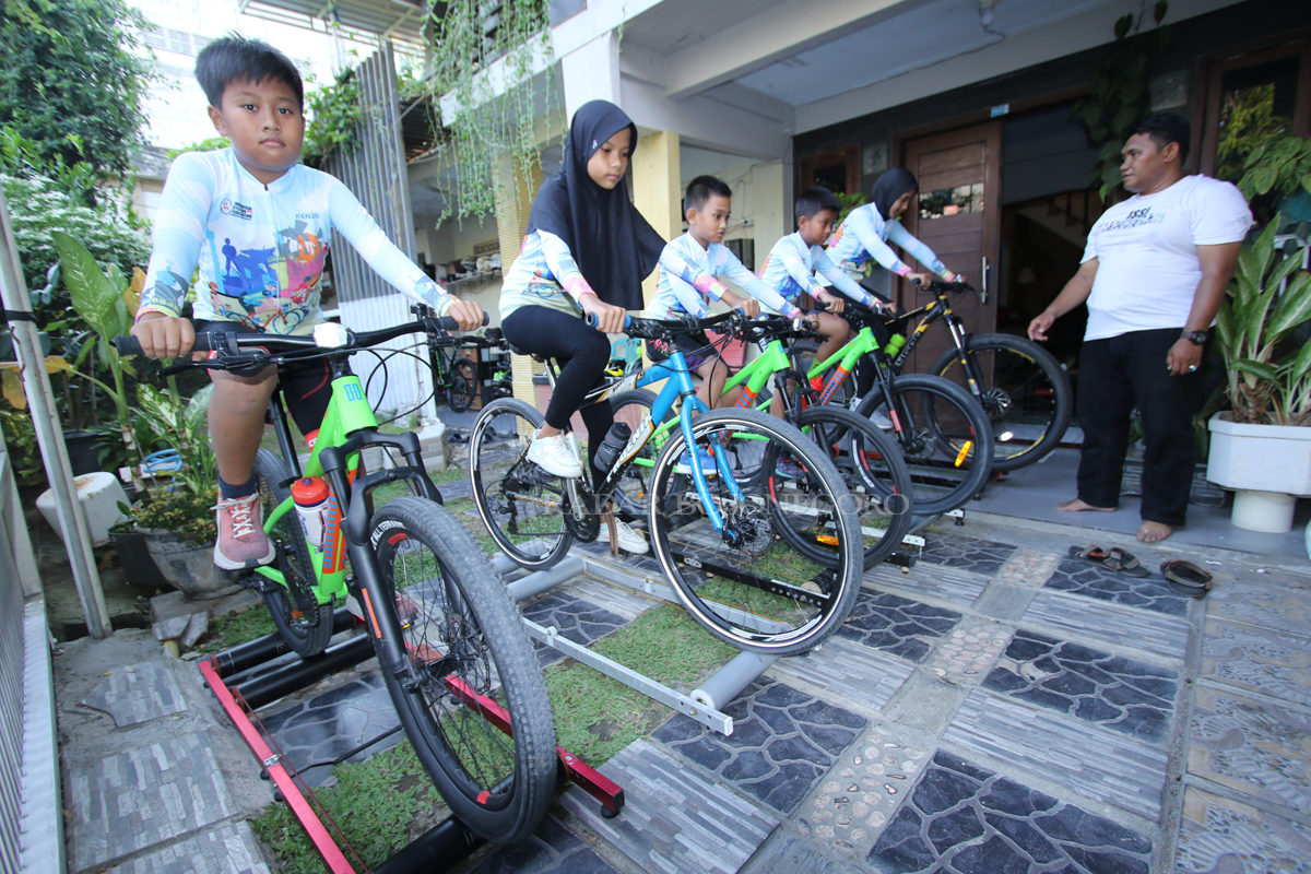 TELATEN: Bibit atlet balap sepeda potensial di Lamongan harus dimunculkan.  (ANJAR DWI PRADIPTA/RDR.LMG)