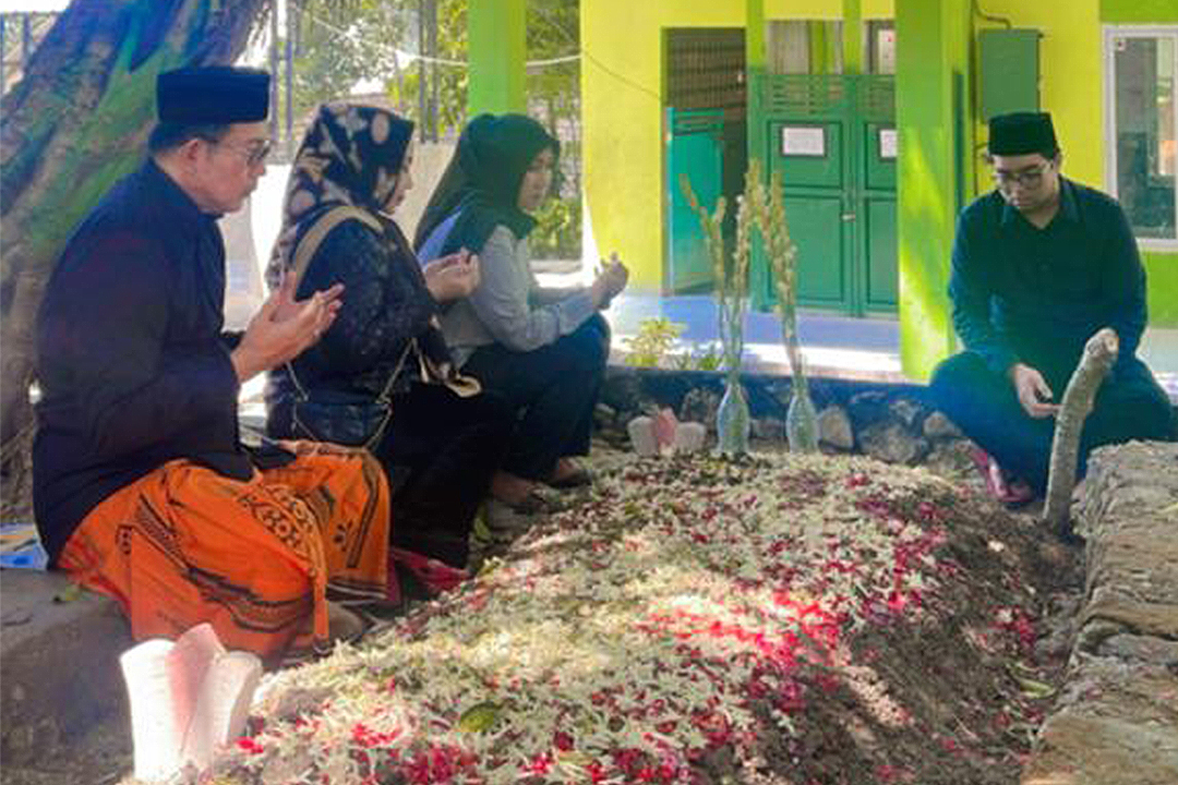 TINGGALKAN JEJAK KEBAIKAN: Keluarga saat berada di makam KH. Nuril Huda, salah satu tokoh NU dan pendiri PMII.