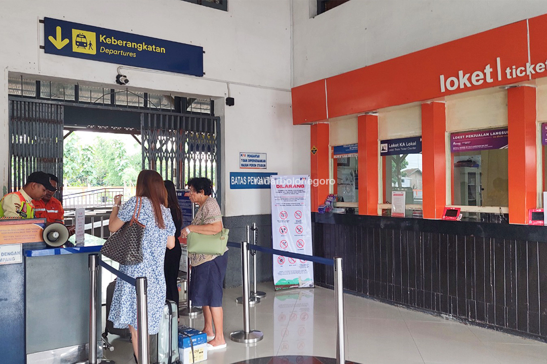 ANTRE: Penumpang KA sedang antre masuk peron Stasiun Cepu. Momen libur nataru ada lonjakan penumpang, tapi tidak signifikan.