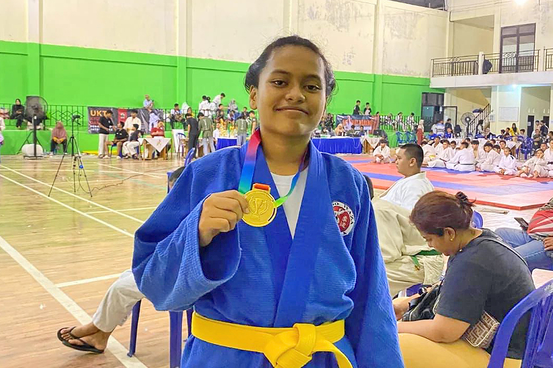 PRESTASI: Tiara Bunga Kharisma pamerkan medali emas kelas 63 kilogram kategori putri SMP pada kejuaraan judo pelajar se-Jawa Tengah.
