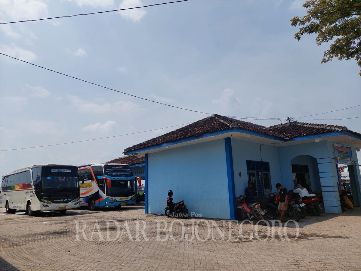 ANTREAN: Terminal Randublatung tampak masih aktif, beberapa penumpang mengantre bus yang sedang terparkir.(LUKMAN HAKIM/RDR.BJN)