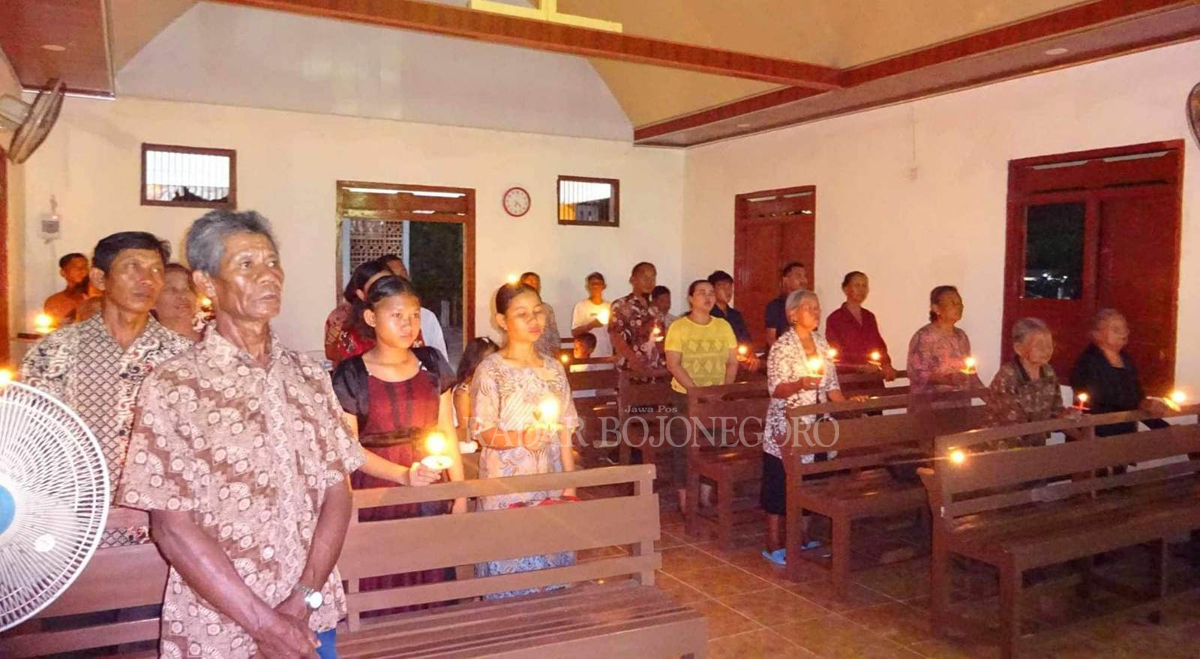 NATAL: Jemaat GPIB di kampung Kwangenrejo, Desa Leran, Kecamatan Kalitidu, menggelar ibadah pada Malam Natal. (DHANI WAHYU ALFIANSYAH/RADAR BOJONEGORO )