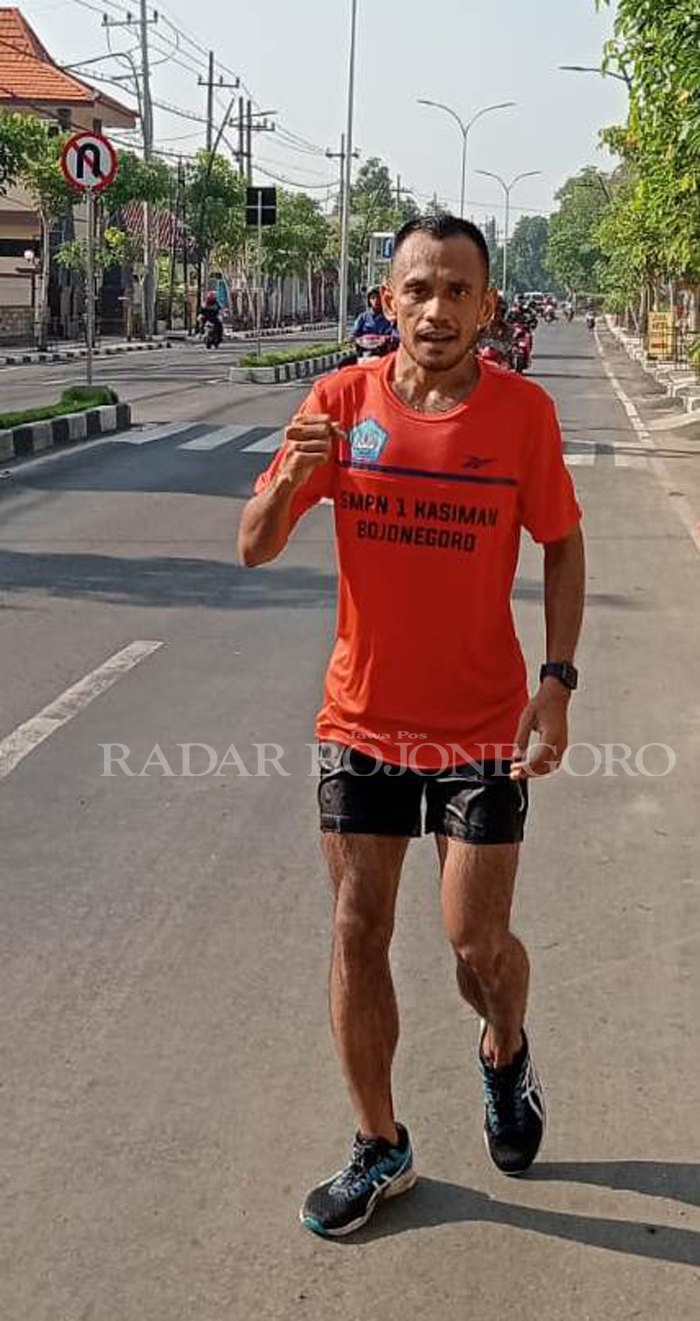 NAZAR LARI: Ahmad Zaki Febiansyah saat Lari Marathon mulai Kasiman hingga Bojonegoro, memenuhi nazarnya ketika lulus tes PPPK.  (M. IRVAN RAMADHON/RADAR BOJONEGORO)