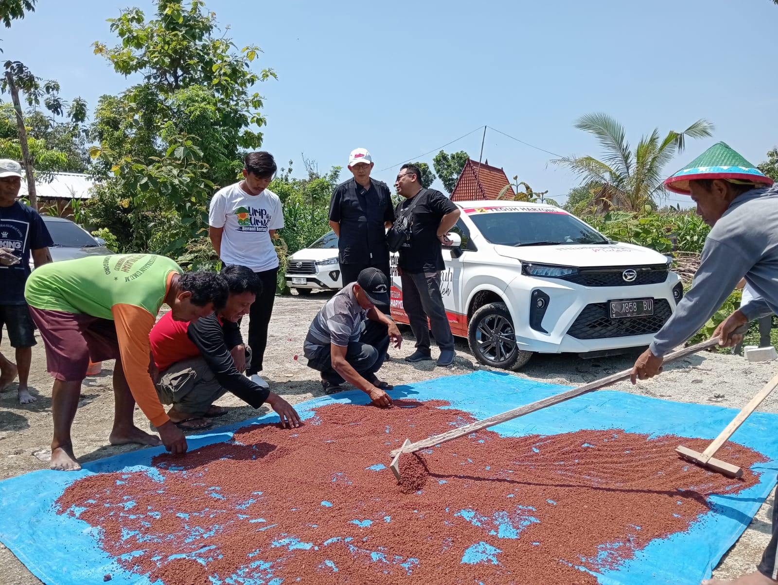Mas Teguh membantu warga Dusun Jepang Desa Margomulyo Kecamatan Margomulyo pembuatan pupuk organik.