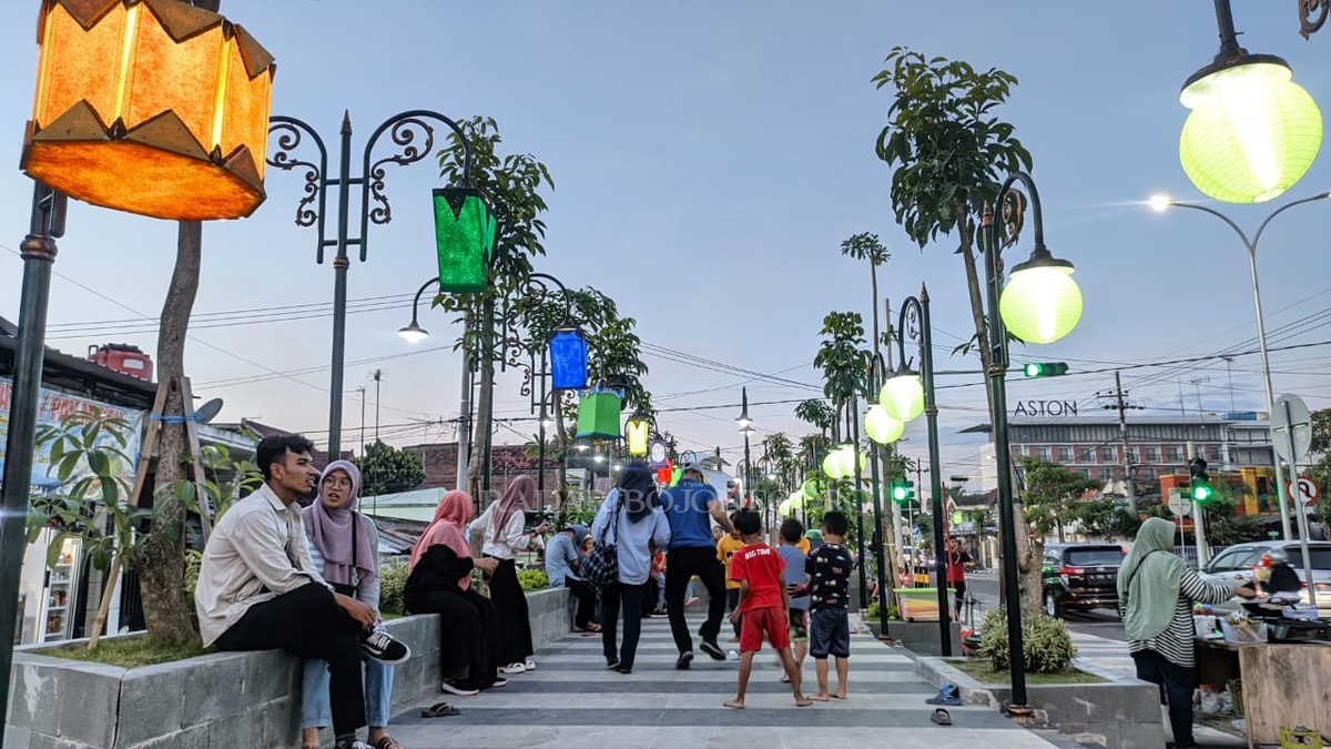 LIBURAN: Warga sedang liburan di Jalan MH Thamrin Bojonegoro. Di liburan Nataru ini sejumlah objek wisata bakal dipenuhi wisatawan. (WAHYU DHANI ALFIANSYAH/RADAR BOJONEGORO)