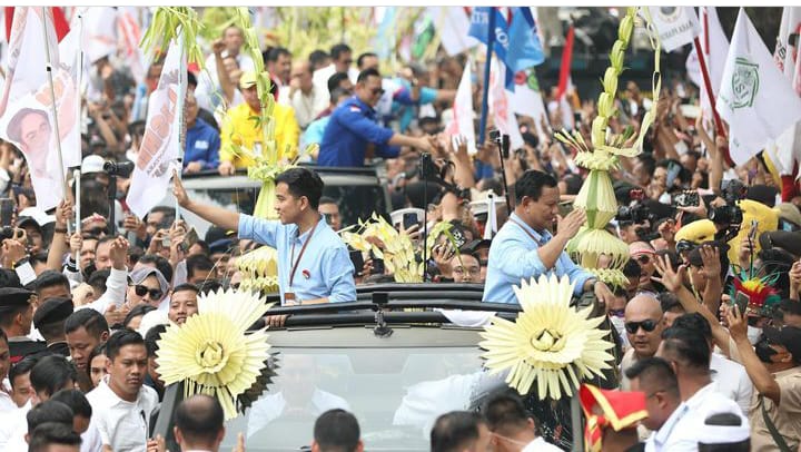 Prabowo - Gibran menyapa masyarakat. Sebagian Kiai NU dukung Prabowo - Gibran di Pemilu 2024.