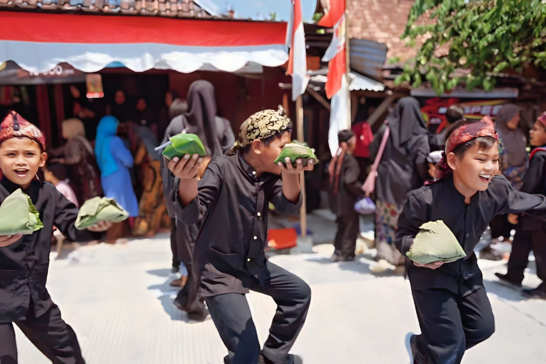 SEMRINGAH: Warga Desa Pengkoljagong, Kecamatan Jati semringah mengadakan syukuran Kepung Sego Berkat atas rampungnya pembangunan Jalan Wulung-Klatak.(IST/RDR.BJN)