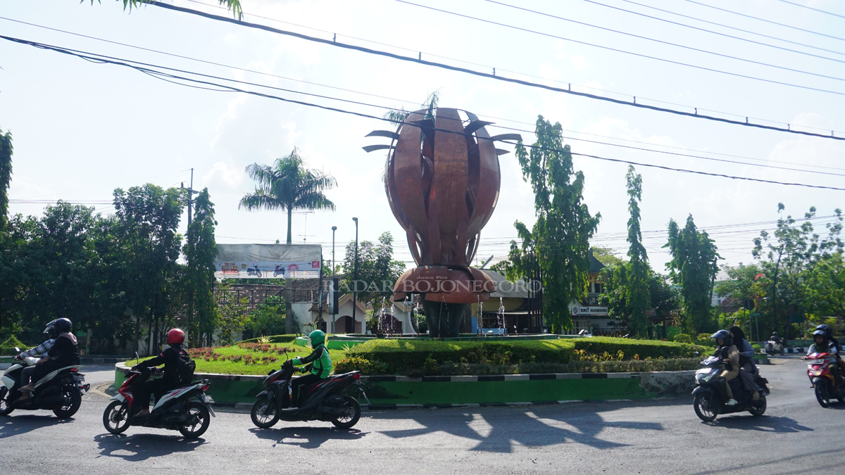 BUNDARAN JETAK: Di sekitar Bundaran Jetak ini akan dibangun flyover. Warga sudah menerima sosialisasi Amdal. Namun, belum ada kesejalasan nominal ganti untungnya. (YUAN EDO/RADAR BOJONEGORO)