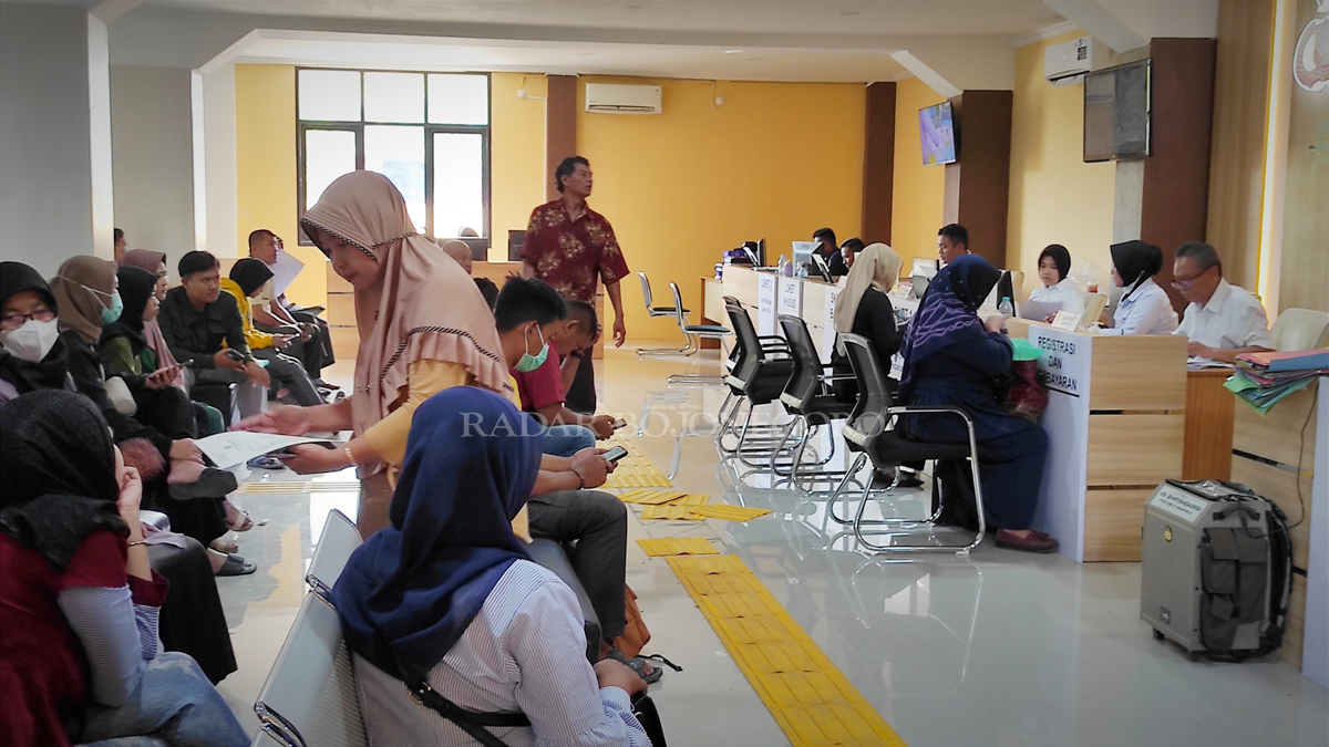 MENGURUS SKCK: Calon PPPK sedang mengurus SKCK Rabu (27/12). Jumlah permohon membeludak setelah ada pengumuman kelulusan tes PPPK. (WAHYU DHANI ALFIANSYAH/RADAR BOJONEGORO)