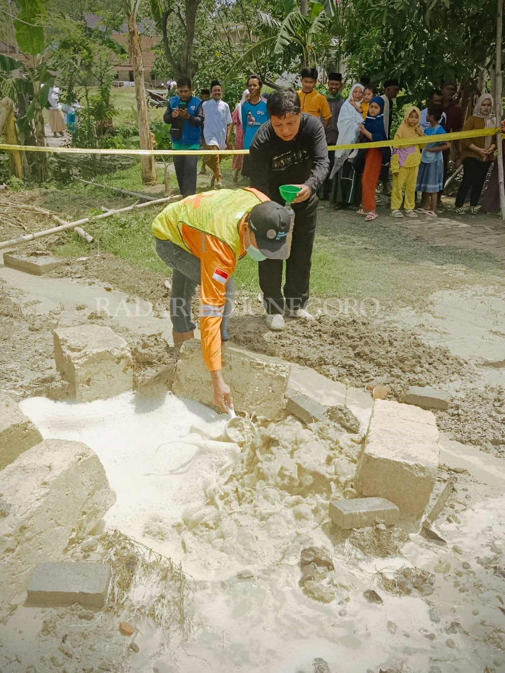 SUDAH MAMPET: Semburan lumpur di Dusun Sanggar, Desa Sidomulyo, Kecamatan Kedungadem sudah mampet sejak. DLH Mengambil sampel untuk di teliti kandungannya. (WAHYU DHANI ALFIANSYAH/RADAR BOJONEGORO )