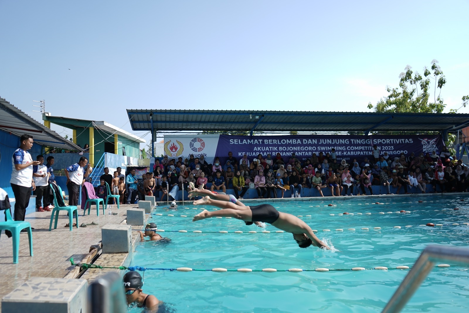 ANTUSIAS: Para peserta lomba akuatik terjun ke kolam renang saat wasit meniup peluit. Tampak pendukung peserta lomba sangat antusias. (AKUATIK BOJONEGORO FOR RADAR BOJONEGORO)