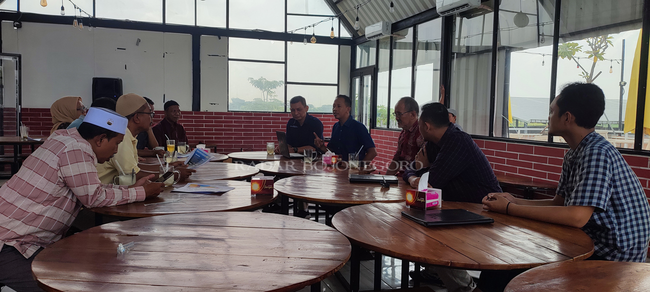 SHARING: Direktur Radar Bojonegoro Bachtiar Febrianto didamingi Manajer Pemasaran Khorij Zaenal Asrori sharing dengan agen koran kemarin (28/12). (SYAHANGKA ARDIAN/RADAR BOJONEGORO)