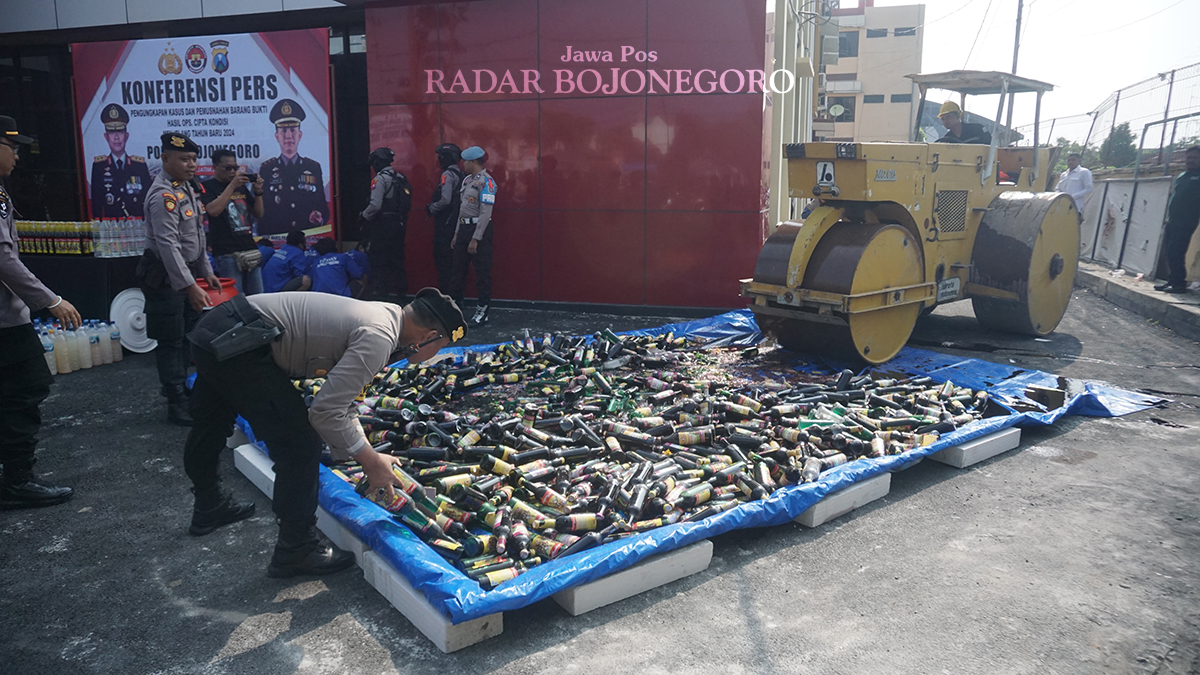 DIHANCURKAN: Polres Bojonegor menghancurkan BB miras di halaman Mapolres. (YUAN EDO/RADAR BOJONEGORO)