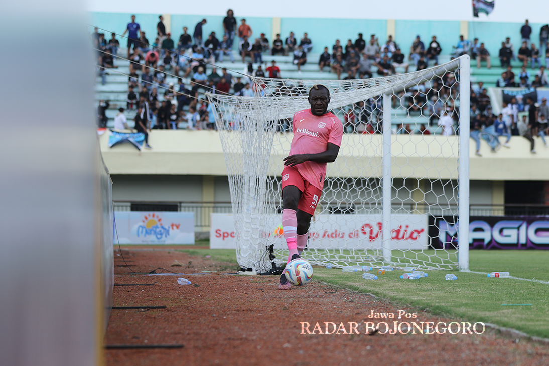 KANDANG DI 12 BESAR: Striker Persela Herman Dzumafo di lapangan Tuban Sport Center. (ANJAR DWI PRADIPTA/RDR.LMG)