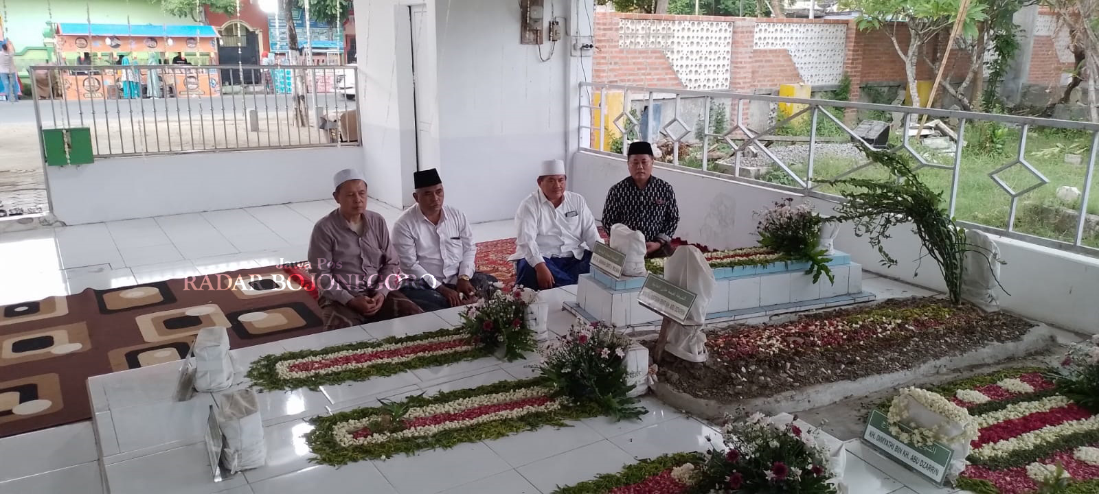 ZIARAH: Ketua FKUB Bojonegoro beserta rombongan ziarah ke Makbaroh KH Dimyati Ponpes Abu Dzarrin pada acara Haul ke-34 kemarin (29/12) sore. (ISTIMEWA/RADAR BOJONEGORO)