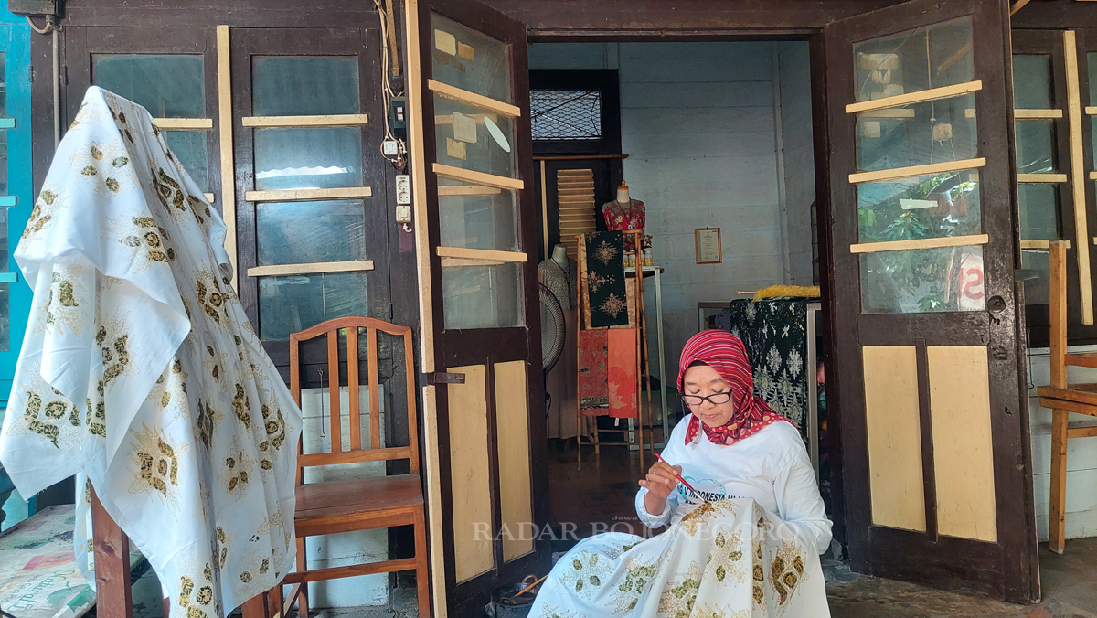 TEKUN: Bu Sugeng Prastolo sedang menyempurnakan proses membatik kain dengan motif jati lestari. Ia menekuni profesi perajin batik sejak 2012 lalu. (LUKMAN HAKIM/RADAR BLORA)