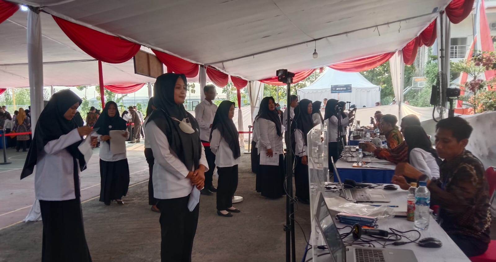 ANTRE: Peserta seleksi PPPK Pemkab Blora sedang mengantre PIN yang dibagikan sebelum mengikuti tes.  (IST/RADAR BLORA)