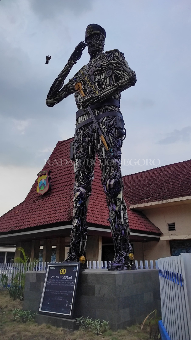 PATUNG HOEGENG: Patung Hoegeng dengan ketinggian 8 meter ini terbuat dari knalpot brong. Monumen itu untuk menginspirasi polisi yang memegang prinsip kejujuran.