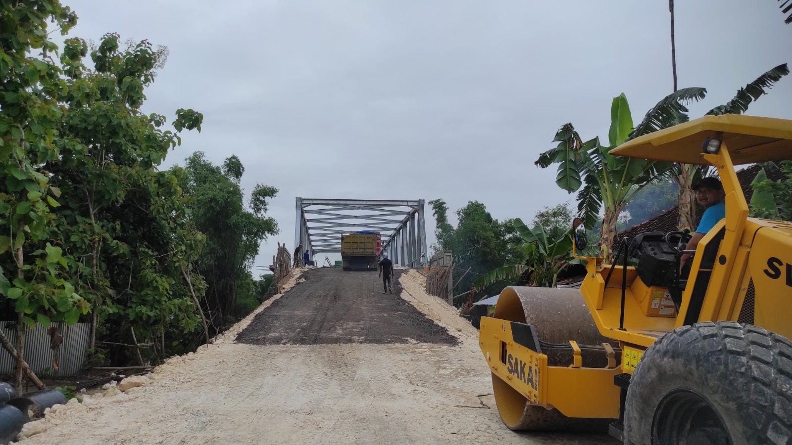 HAMPIR RAMPUNG: Proses pembangunan Jembatan Sukosewu-Klepek (Sokle) kemarin (3/1),yang diharapkan dapat mendongkrak ekonomi dan mempercepat akses warga. (IST/RADAR BOJONEGORO)