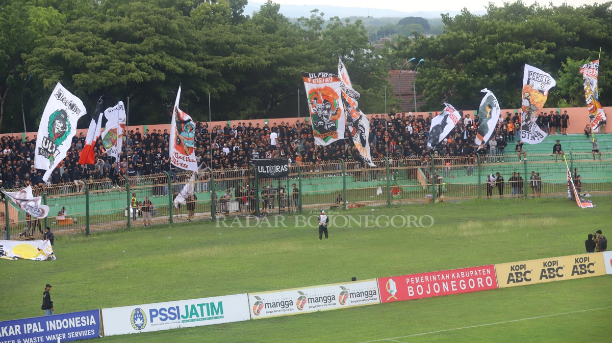 BUTUH DUKUNGAN PEMKAB: Suporter Persibo memenuhi tribun Stadion Letjend H.Soedirman Bojonegoro. (YUAN EDO/RADAR BOJONEGORO)