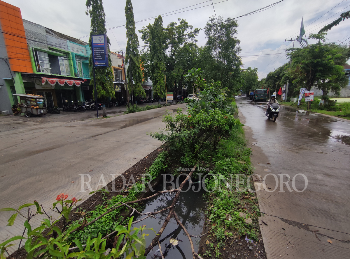 BAKAL DIKERUK: Kondisi saluran pembuangan air di Jalan Sunan Giri Lamongan. (ANJAR DWI PRADIPTA/RDR.LMG)