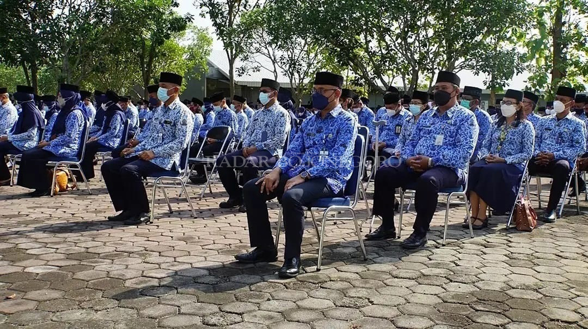 BARIS: Sejumlah PNS Pemkab Blora berseragam Korpri duduk berbaris di halaman Taman Makam Pahlawan (TMP) Wira Bhakti turut Kelurahan Tempelan, Kecamatan Blora. (LUKMAN HAKIM/RADAR BLORA)