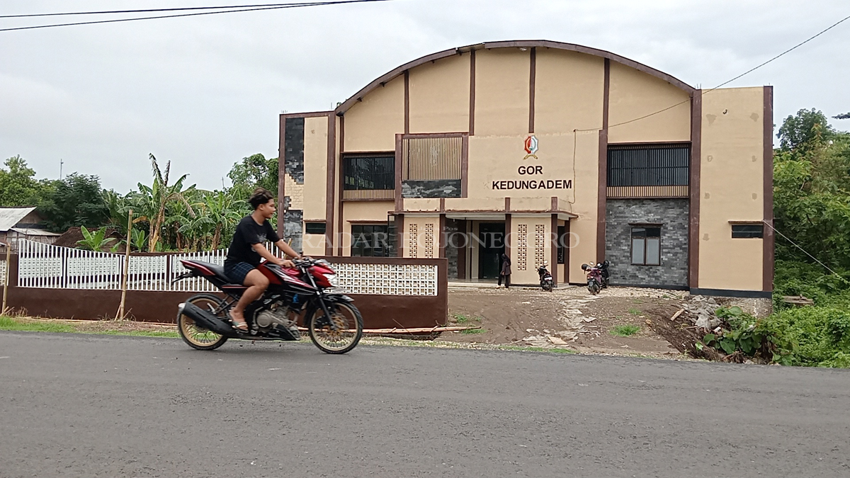 IKON KEDUNGADEM: Gedung olahraga di Kecamatan Kedungadem bukti kepedulian pemkab di bidang olahraga. (IRVAN RAMADHON/RADAR BOJONEGORO)
