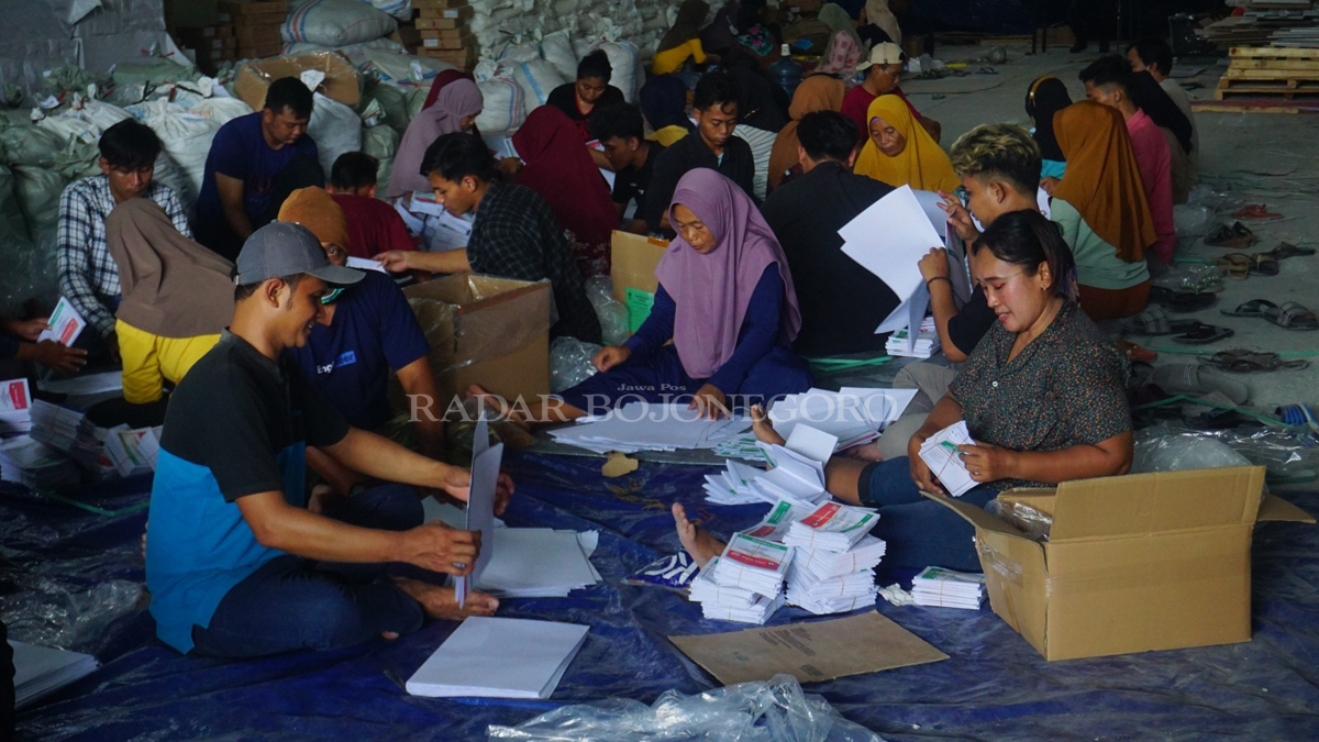 LIPAT SURAT SUARA: Warga sedang melipat surat suara Pemilu 2024. KPUK Bojonegoro merekrut 300 tenaga kerja dengan upah Rp 175 per lembar. (YUAN EDO/RADAR BOJONEGORO)