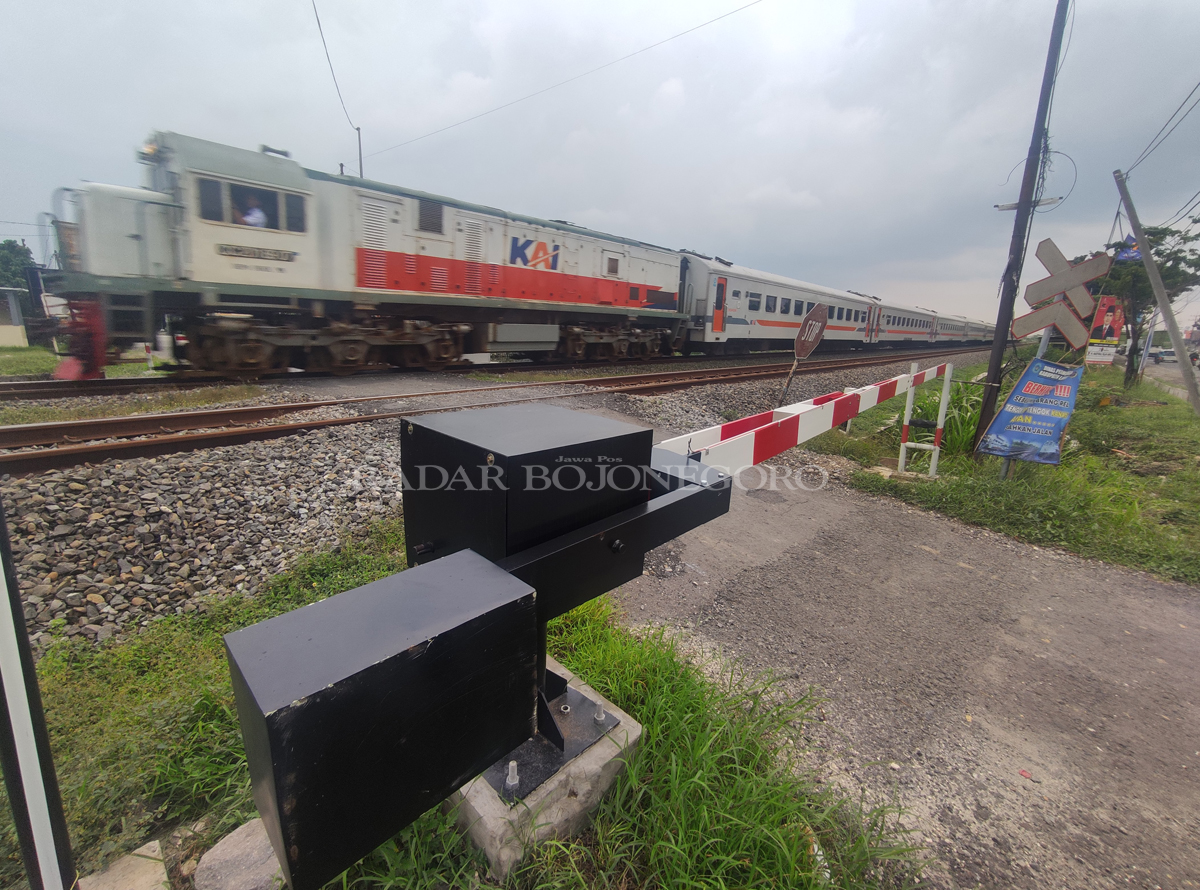 UNTUK CEGAH RISIKO KECELAKAAN: Salah satu palang pintu perlintasan KA yang ada. Tahun ini, Pemkab Lamongan berencana membangun enam palang pintu manual.  (ANJAR DWI PRADIPTA/RDR.LMG)