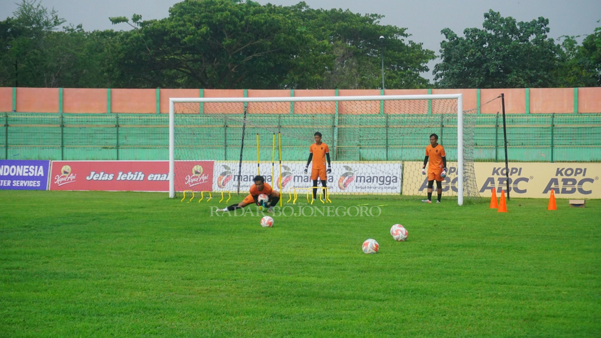 LATIHAN: Dari kirim ikhsan,Aditya,dan Rupeka, tiga kiper Persibo latihan di Stadion Letjend Soerdirman Jumat (5/1) (YUAN EDO/RADAR BOJONEGORO)
