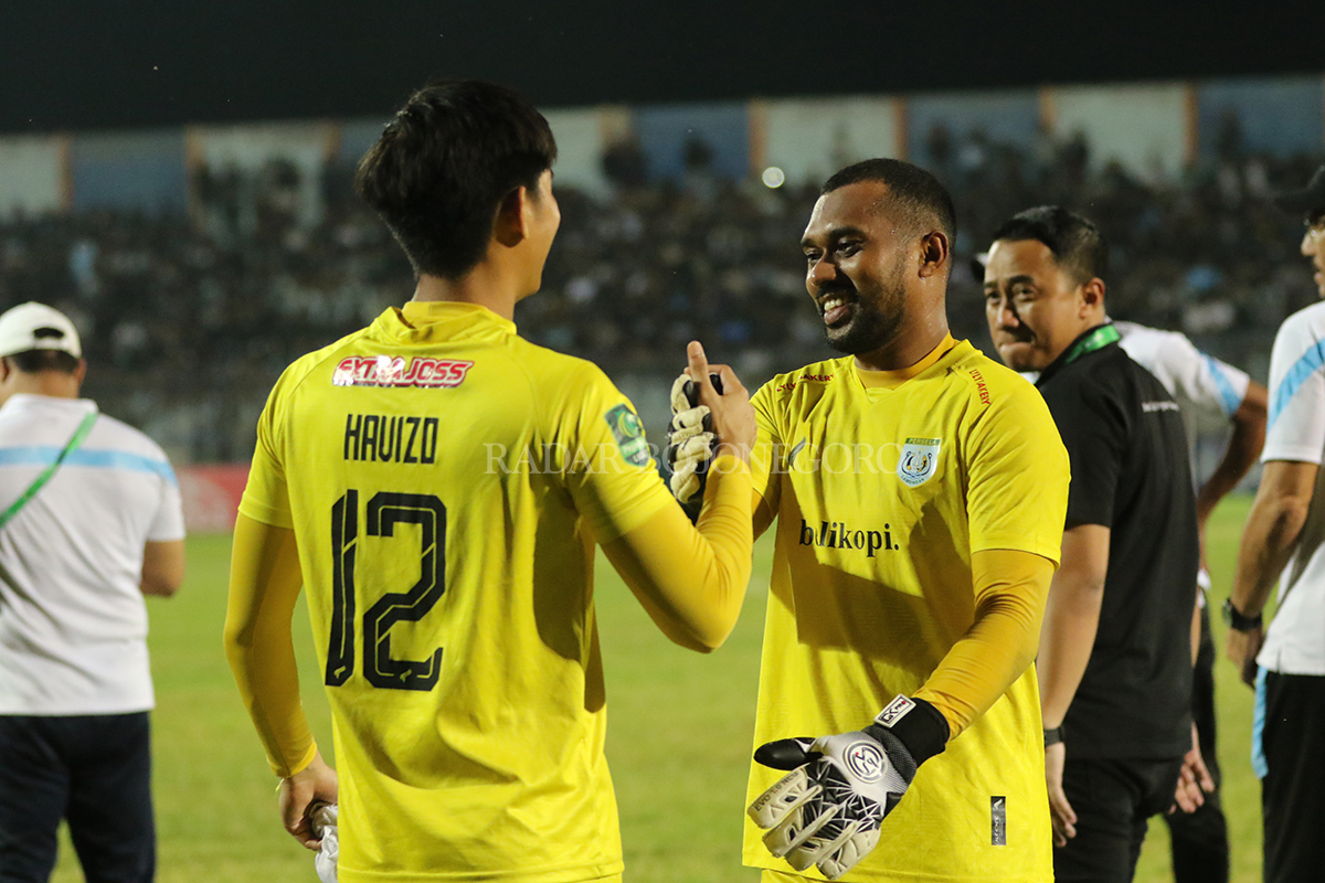 MAKIN DIPERCAYA: Samuel Reimas masih menjadi andalan di bawah mistar Persela menjalani laga 12 besar Liga 2.  (ANJAR DWI PRADIPTA/RDR.LMG )