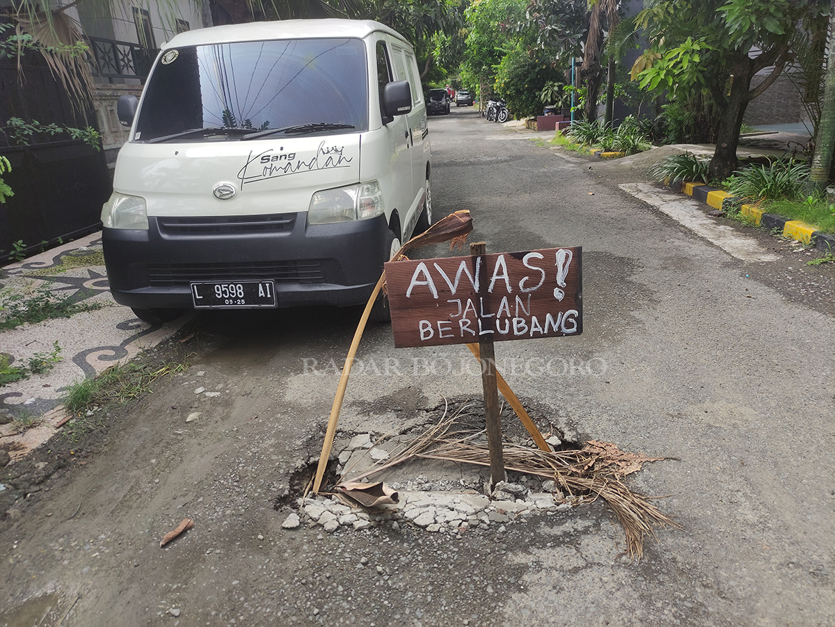 MENDESAK PERBAIKAN: Salah satu jalan lingkungan yang mengalami kerusakan.  (ANJAR DWI PRADIPTA/RDR.LMG )