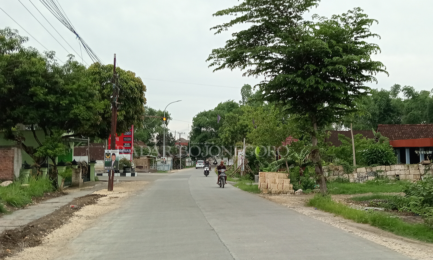 LANCAR: Pembangunan infrastruktur di Kecamatan Sugihwaras merata di 17 desa. Di antaranya jalan dan jembatan. Permudah akses transportasi dan ekonomi masyarakat setempat. (YANA DWI KURNIAWATI/RDR.BJN)