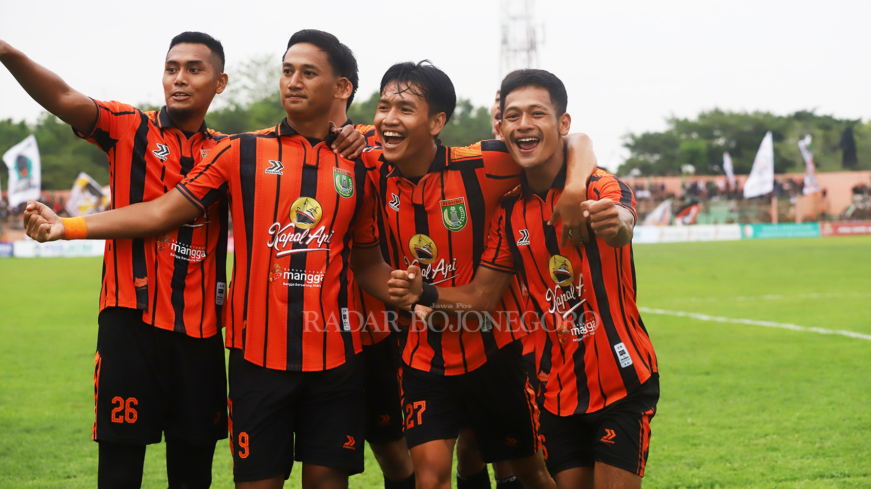 MENANG: Irsyad, Diego, Reza, dan I Made Tri (dari kiri-kanan) merayakan gol ketiga Persibo ketika menghadapi Persekama Kabupaten Madiun di SLS kemarin (7/1).  (YUAN EDO/RDR.BJN)