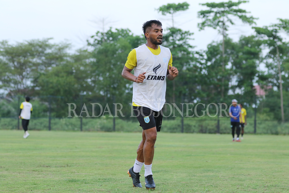 BERJUANG KERAS: Zulham Zamrun dan juniornya, Dede Sapari tidak bisa bermain penuh di laga perdana melawan Malut United lalu. (ANJAR DWI PRADIPTA/RDR.LMG)