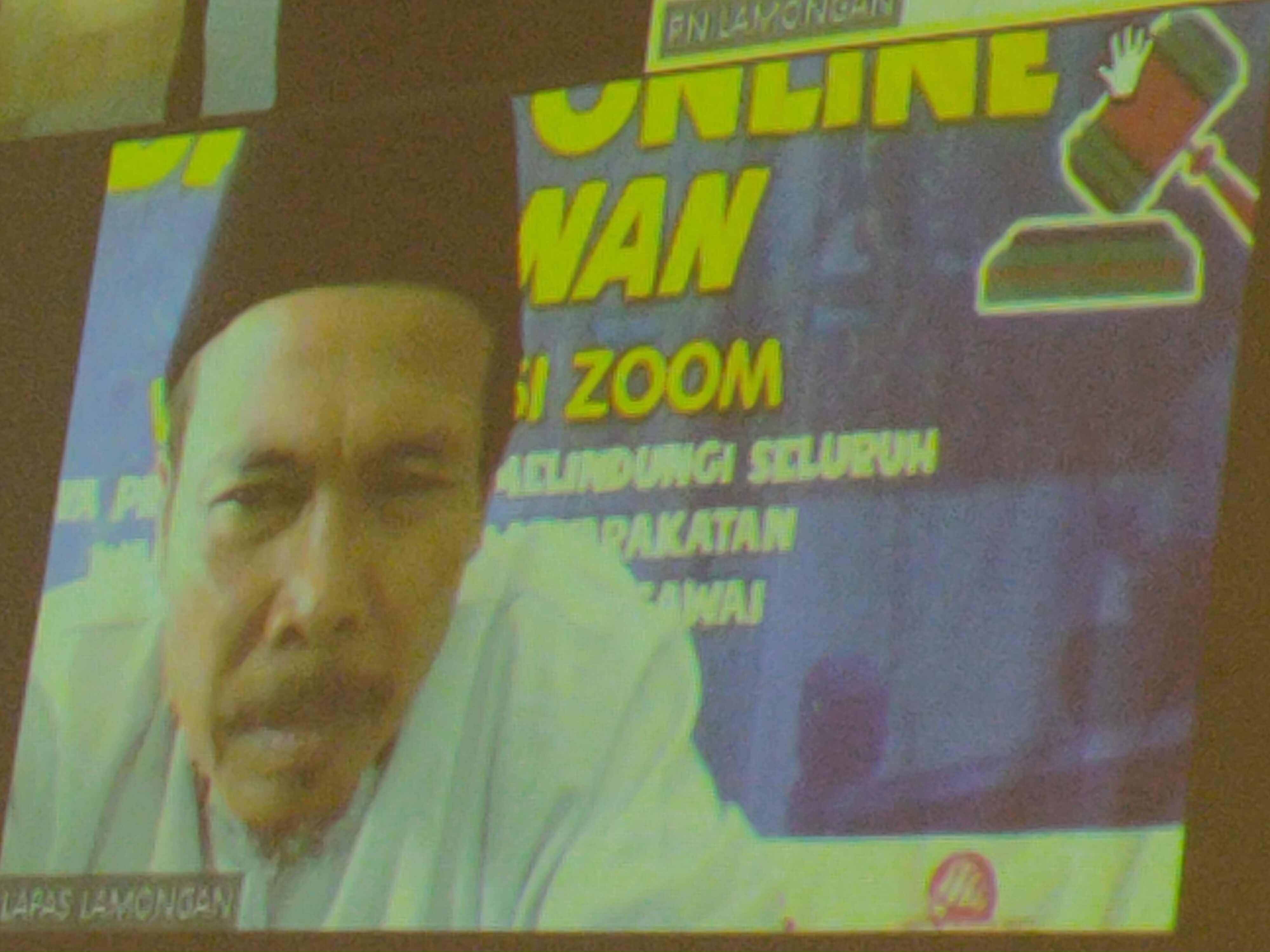 AJUKAN BANDING: Muhammad Junaidi mendengarkan vonis majelis hakim Pengadilan Negeri Lamongan terkait kasus dugaan penggelapan. (IST/RDR.LMG)