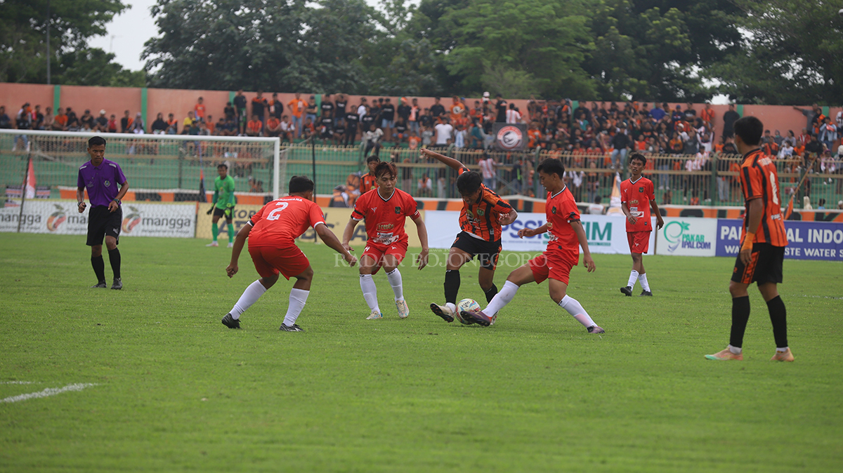 DIKEPUNG: Filippo Inzaghi Suyatmo penyerang sayap Persibo dikepung tiga pemain Persekama Madiun pada pertandingan yang berakhir kemenangan 3-0 pada Minggu (7/1) lalu. (YUAN EDO/RADAR BOJONEGORO)