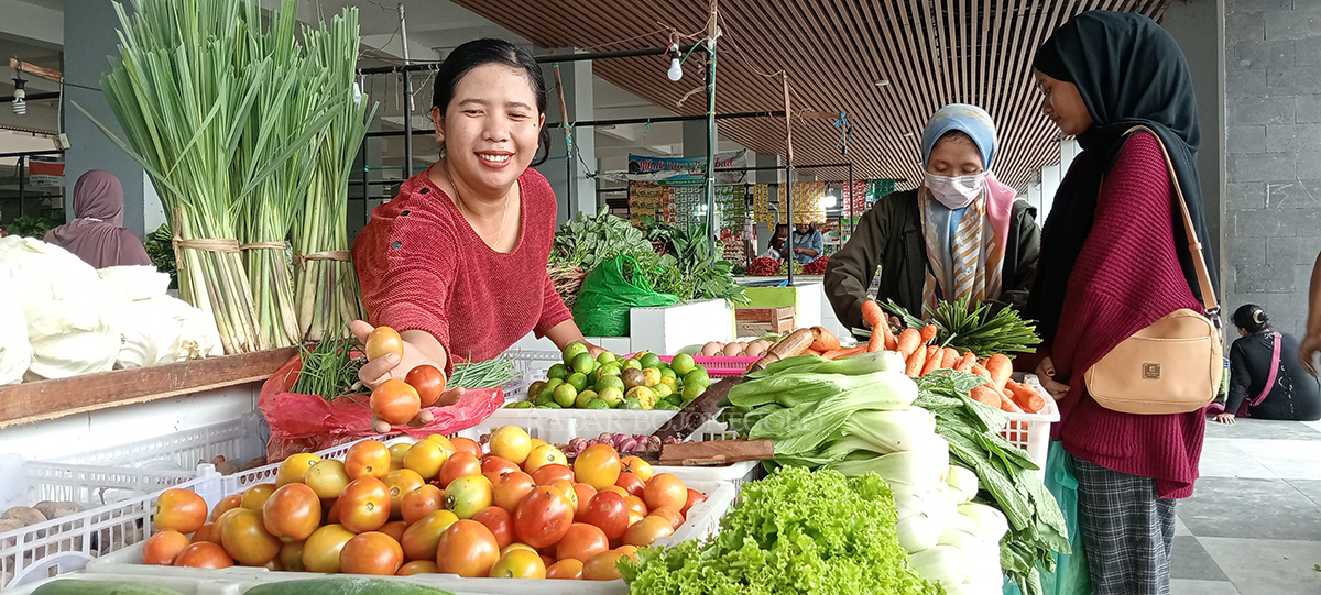 DARI TUBAN: Harga tomat merangkak naik hingga Rp 20 ribu per kilogram. Kebutuhan tomat di Bojonegoro dipasok dari Tuban   (YANA DWI KURNIYA WATI/ RADAR BOJONEGORO)