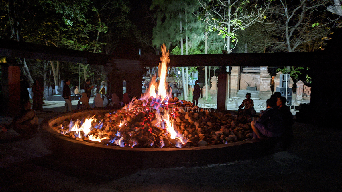MEMBARA: Kobaran api abadi di Kahyangan Api selalu membara. Potensi wisata di Bojonegoro perlu digenjot untuk mendongkrak PAD.(WAHYU DHANI ALFIANSYAH/RADAR BOJONEGORO)