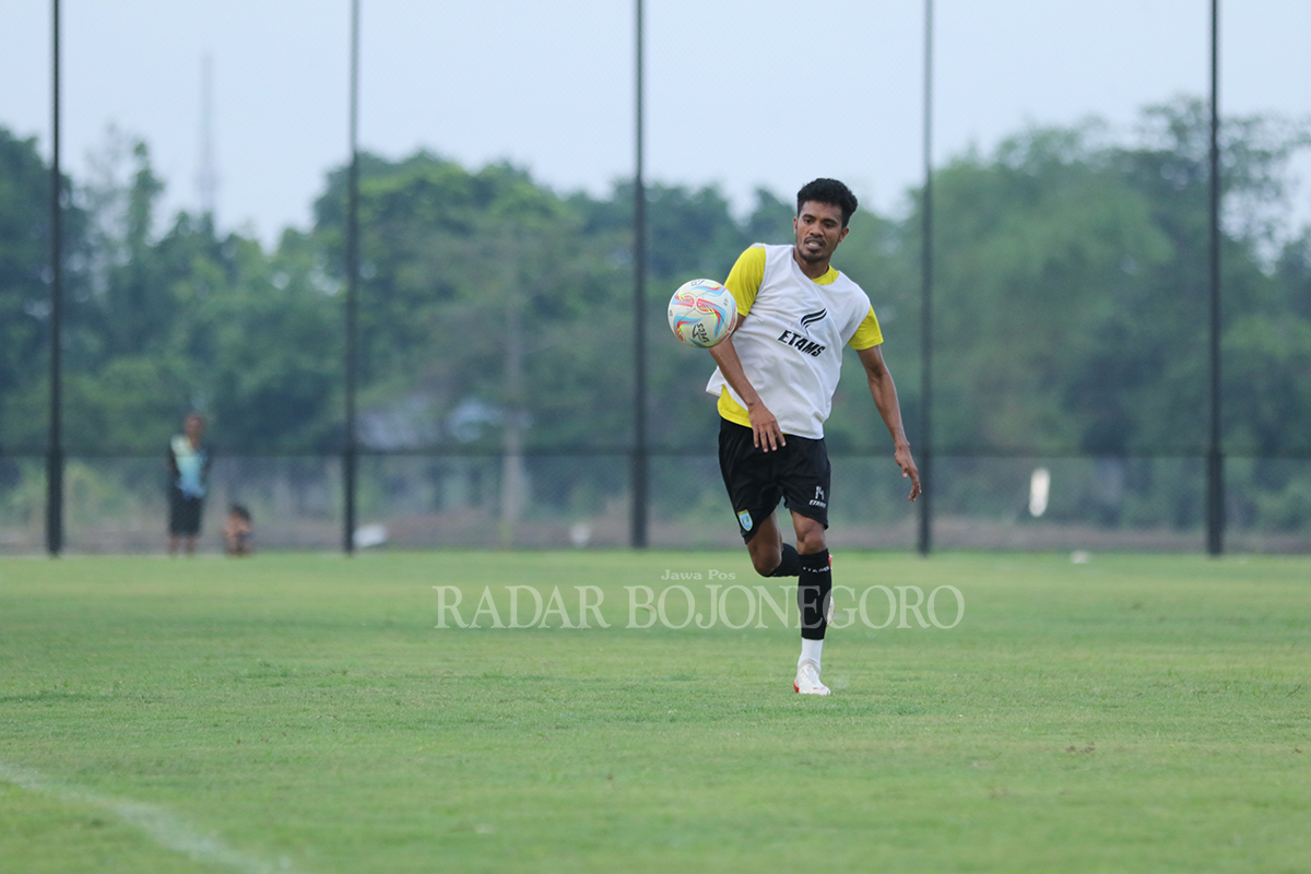 TANTANGAN BARU: Alfin Tuasalamony dan pemain lini pertahanan Persela harus sigap mematikan pemain kunci FC Bekas City pada laga yang digelar Sabtu (13/7) mendatang. ( ANJAR DWI PRADIPTA/RDR.LMG )