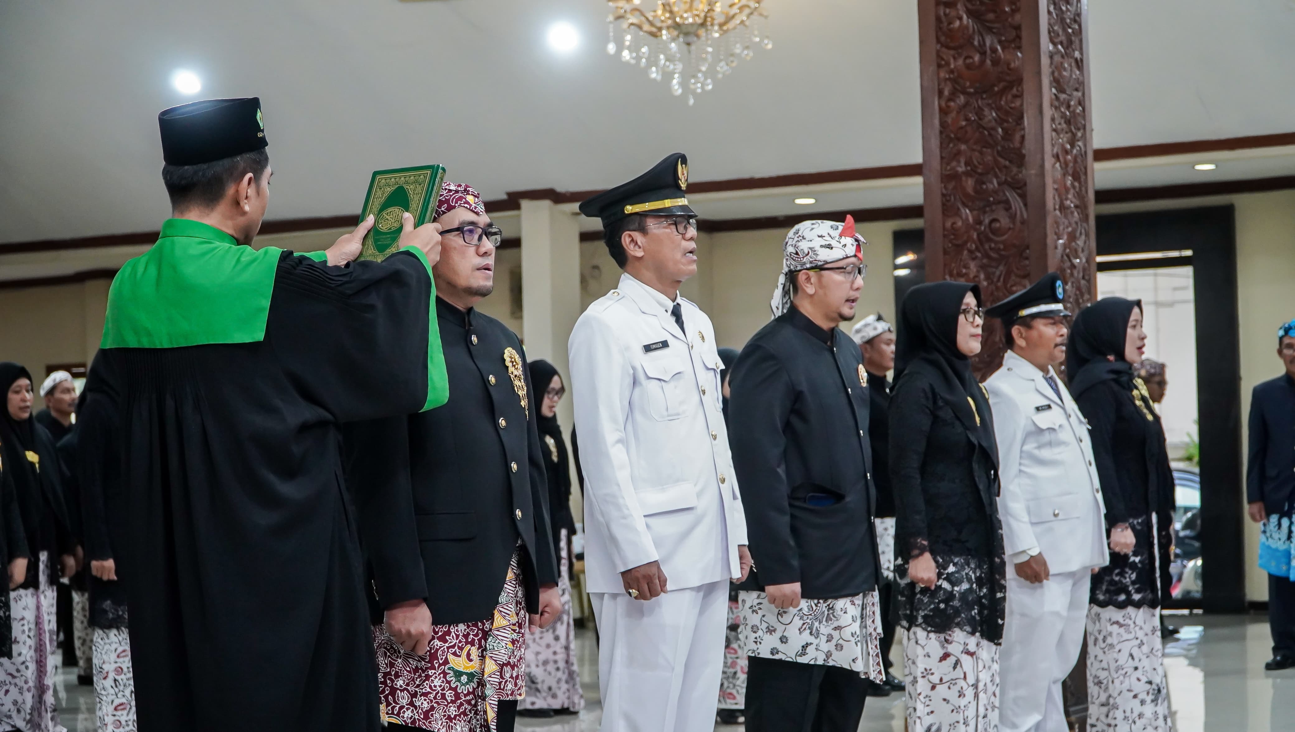 PENYEGARAN: Bupati Yes saat memimpin pengambilan sumpah jabatan di Pendopo Lokakantra, kemarin (9/1). (HUMAS KOMINFO/RDR.LMG)