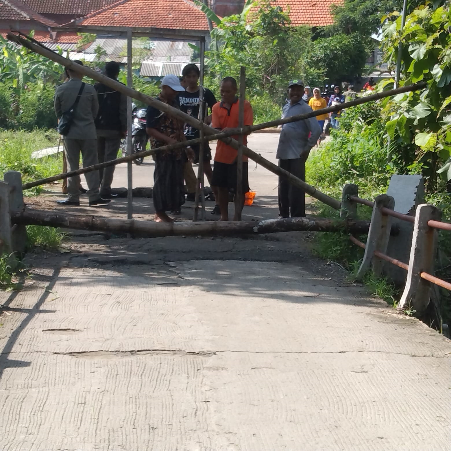 ANTISIPASI: Jembatan Desa Sidomulyo ditutup sementara untuk menghindari hal yang tidak diinginkan. (IST./RDR.LMG)
