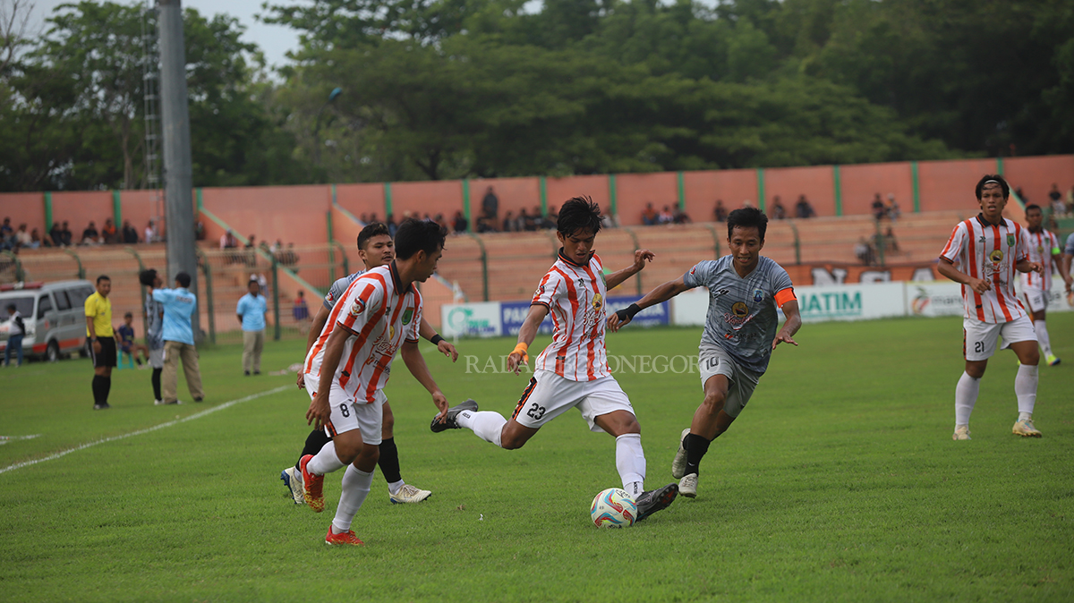 LOLOS: Risco Herlambang mencoba memberi umpan ke penyerang Persibo pada pertandingan melawan Perspa Pacitan di SLS kemarin (9/1). Persibo berhasil menang 0-1 dan mengamankan tiket 16 besar.