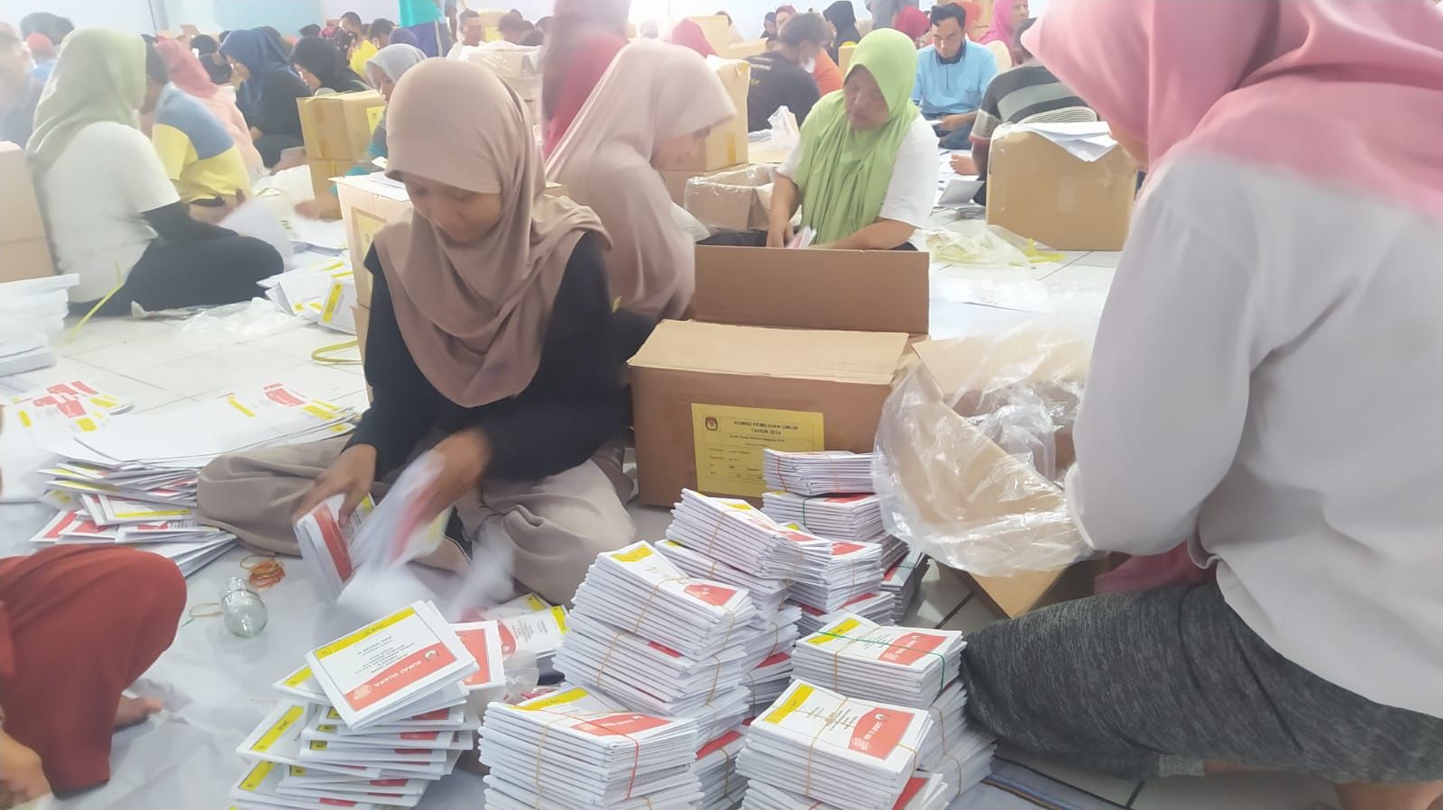 SURAT SUARA: Tim pelipat surat suara Pemilu 2024 tampak sibuk di dalam gedung PKP RI kemarin (9/1). (IST/RADAR BLORA)