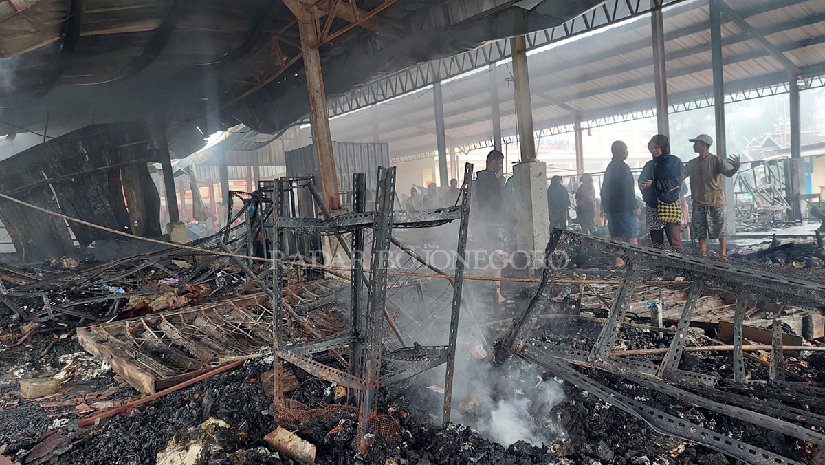PEMADAMAN: Kondisi Pasar Ngawen kemarin (10/1), masih menyisakan asap keluar dari sisa-sisa reruntuhan yang hangus terbakar. (RAHUL OSCARRA DUTA/RADAR BLORA)