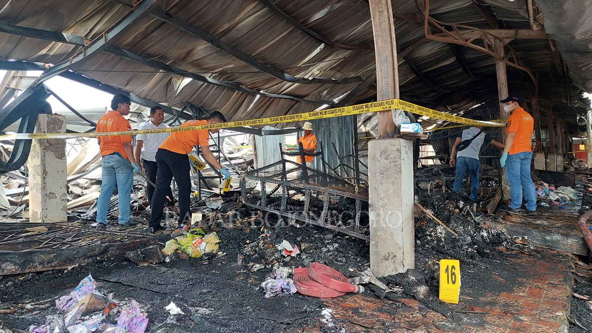 PENYELIDIKAN: Tim Inafis Polres Blora masih melakukan penyelidikan serta olah TKP di lokasi kebakaran Pasar Ngawen kemarin (10/1). (LUKMAN HAKIM/RADAR BLORA)