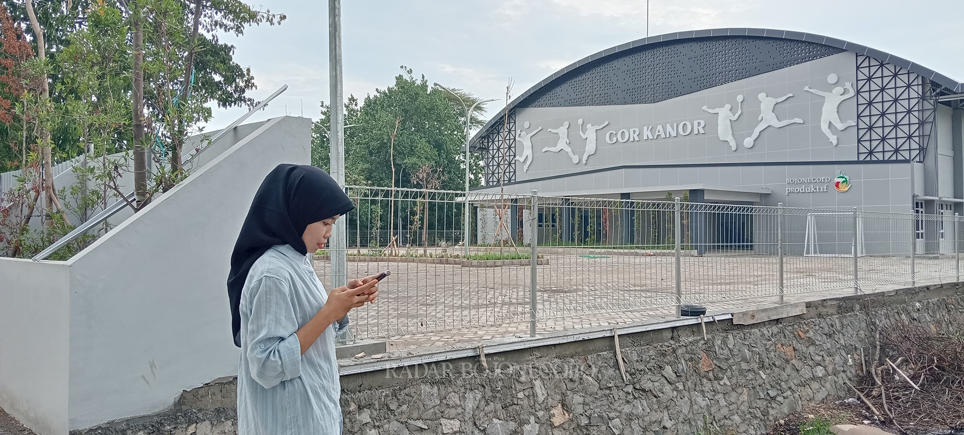 FASILITAS: Pembangunan GOR Kanor memfasilitasi bakat dan minat pemuda setempat. (YANA DWI KURNIAWATI)
