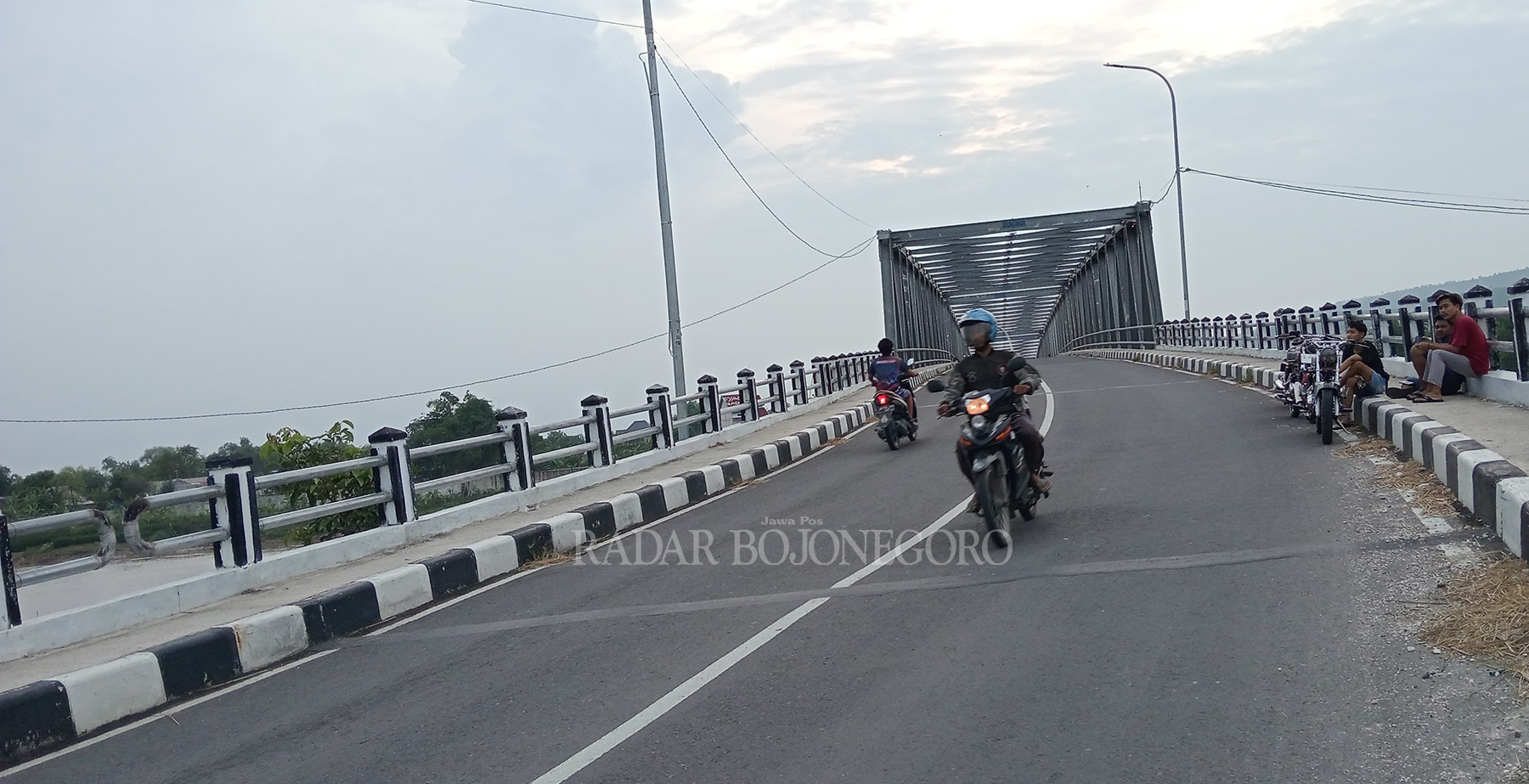 DONGKRAK EKONOMI: Pembangunan Jembatan Kare mendongkrak eknomi masayarakat sekitar. Warung makan dan kopi mulai bermunculan (YANA DWI KURNIAWATI/RDR.BJN)