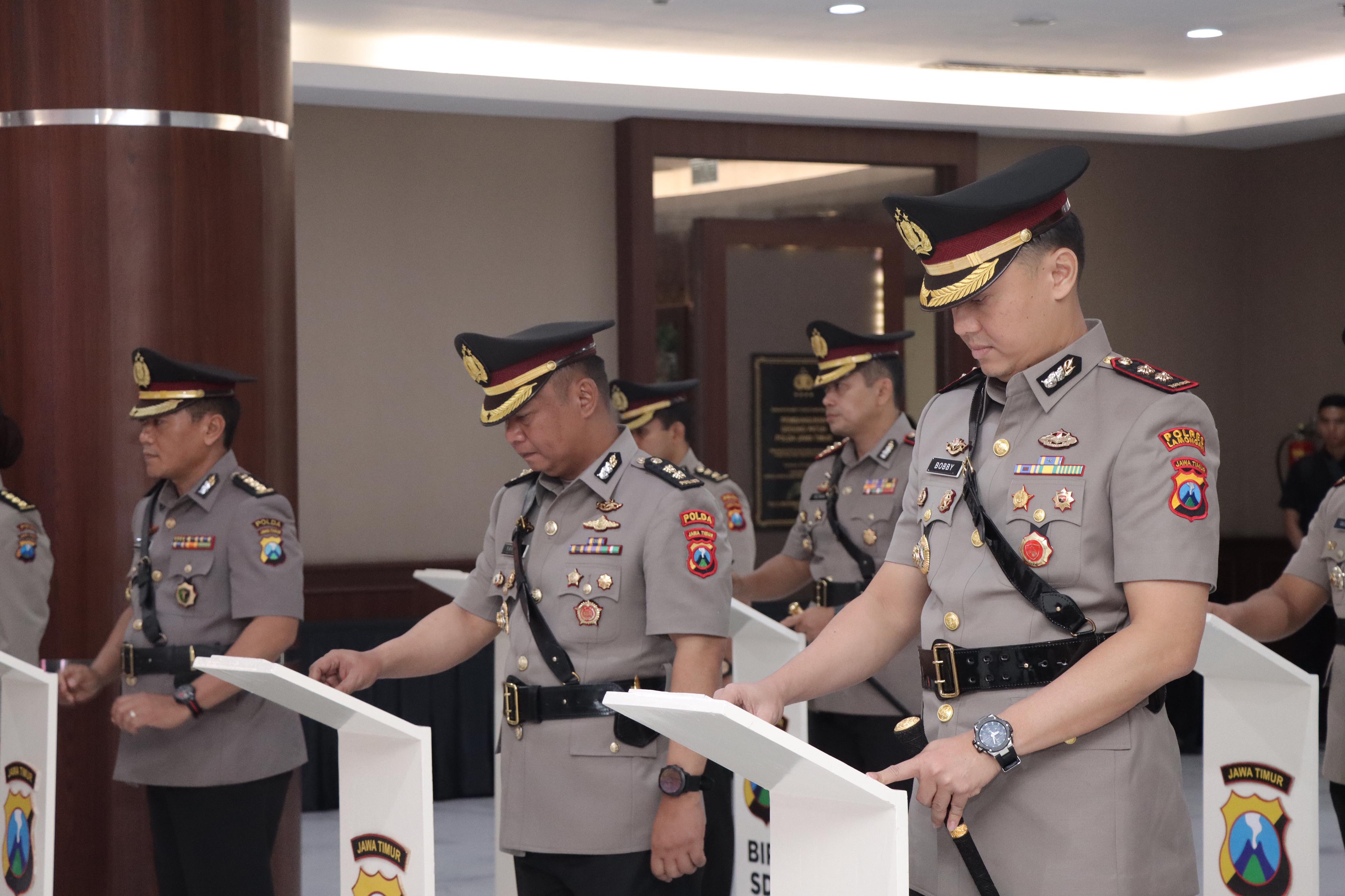 SELAMAT BERTUGAS: AKBP Bobby Adimas Candra Putra dalam acara sertijab sebagai Kapolres Lamongan. Sedangkan, AKBP Yakhob Silvana Delareskha menjalankan tugas baru sebagai Kabagdalpres RO SDM Polda