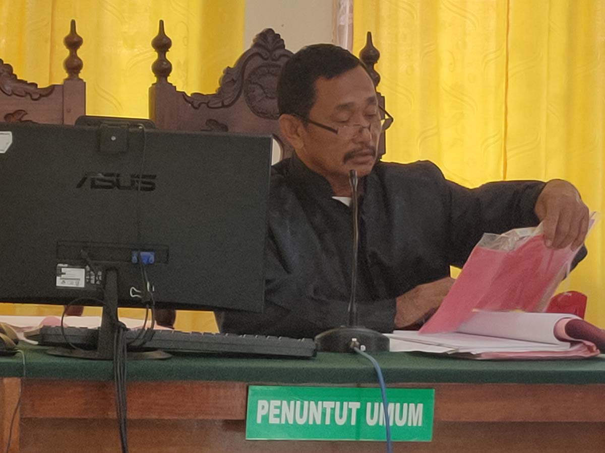 HUKUMAN MINIMAL EMPAT TAHUN: Jaksa Penuntut Umum Suprayitno menjelaskan dakwaan kepada terdakwa sabu &ndash; sabu dalam persidangan Kamis (11/1). (IST/RDR.LMG)